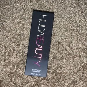 Huda Beauty Foundation in Milkshake